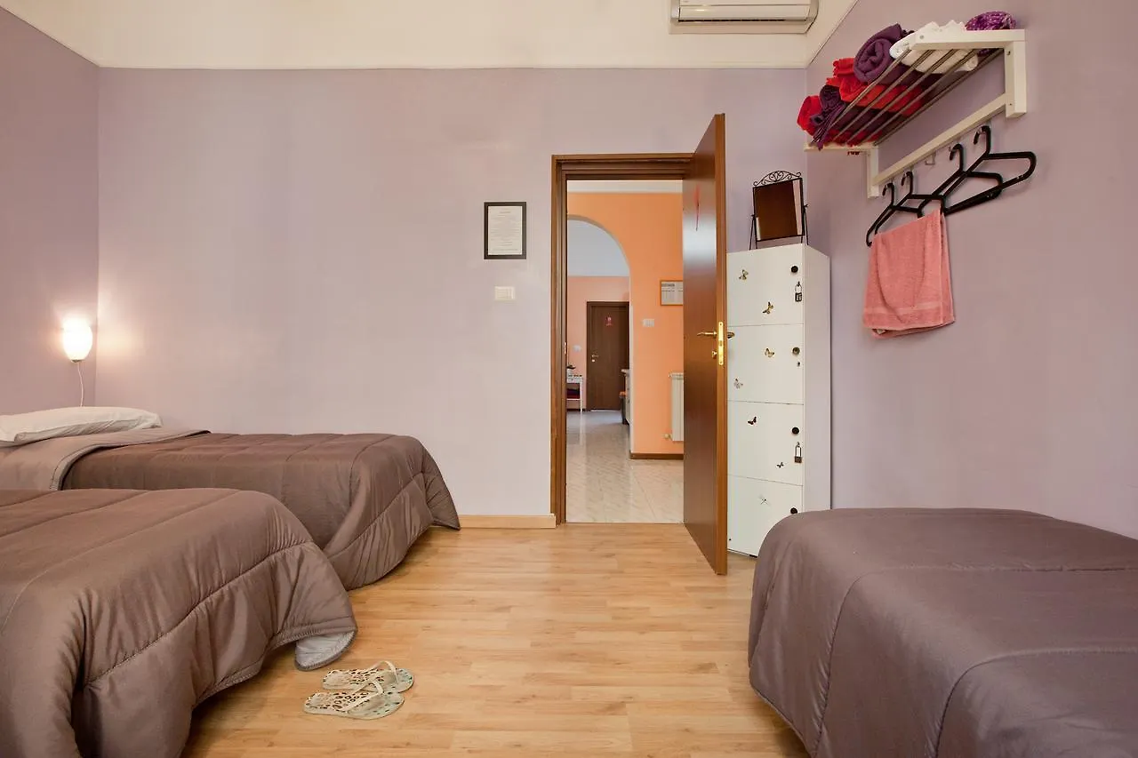 روما Hostella Female Only بيت شباب